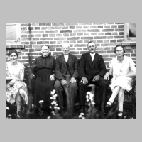 116-0038 Hans Bessel auf Besuch bei seiner Braut Anna Stadie und der zukuenftigen Schwiegereltern, in Kipitten bei Gross Engelau im Waldhaus, im August 1929.jpg